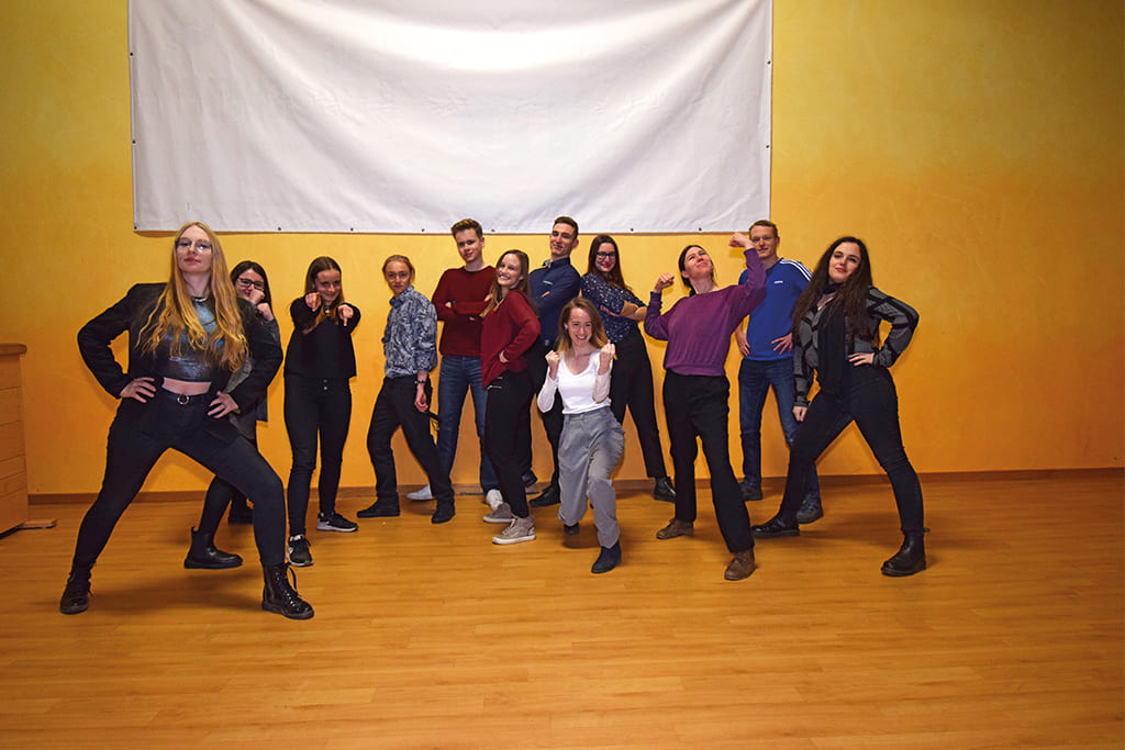 Gruppenfoto des Jugendparlament Saale-Orla-Kreis mit 12 jungen Menschen zwische 18 und 27 Jahren.
